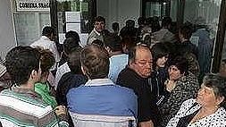 Mii de alegători stau la coadă la secţiile speciale din Cluj