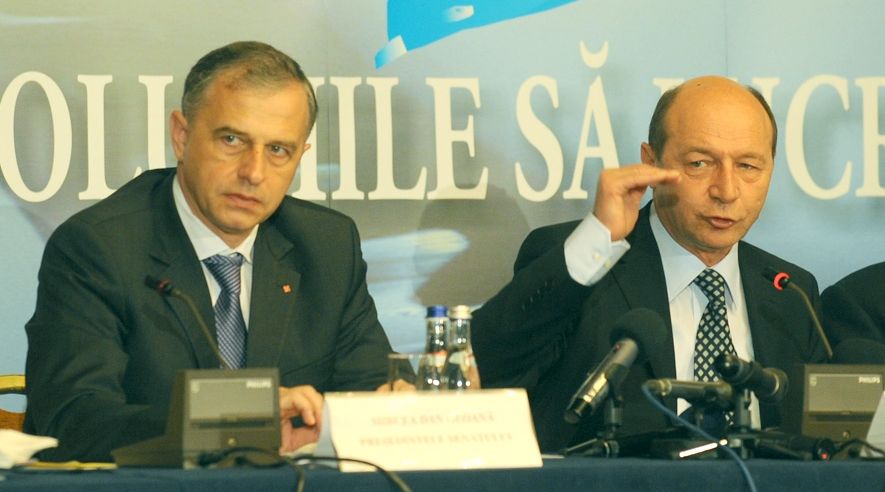 Rezultate parţiale: Băsescu - 32,84%, Geoană - 29,17%, Antonescu - 20,7%, după numărarea a 48,41 % din totalul secţiilor de votare