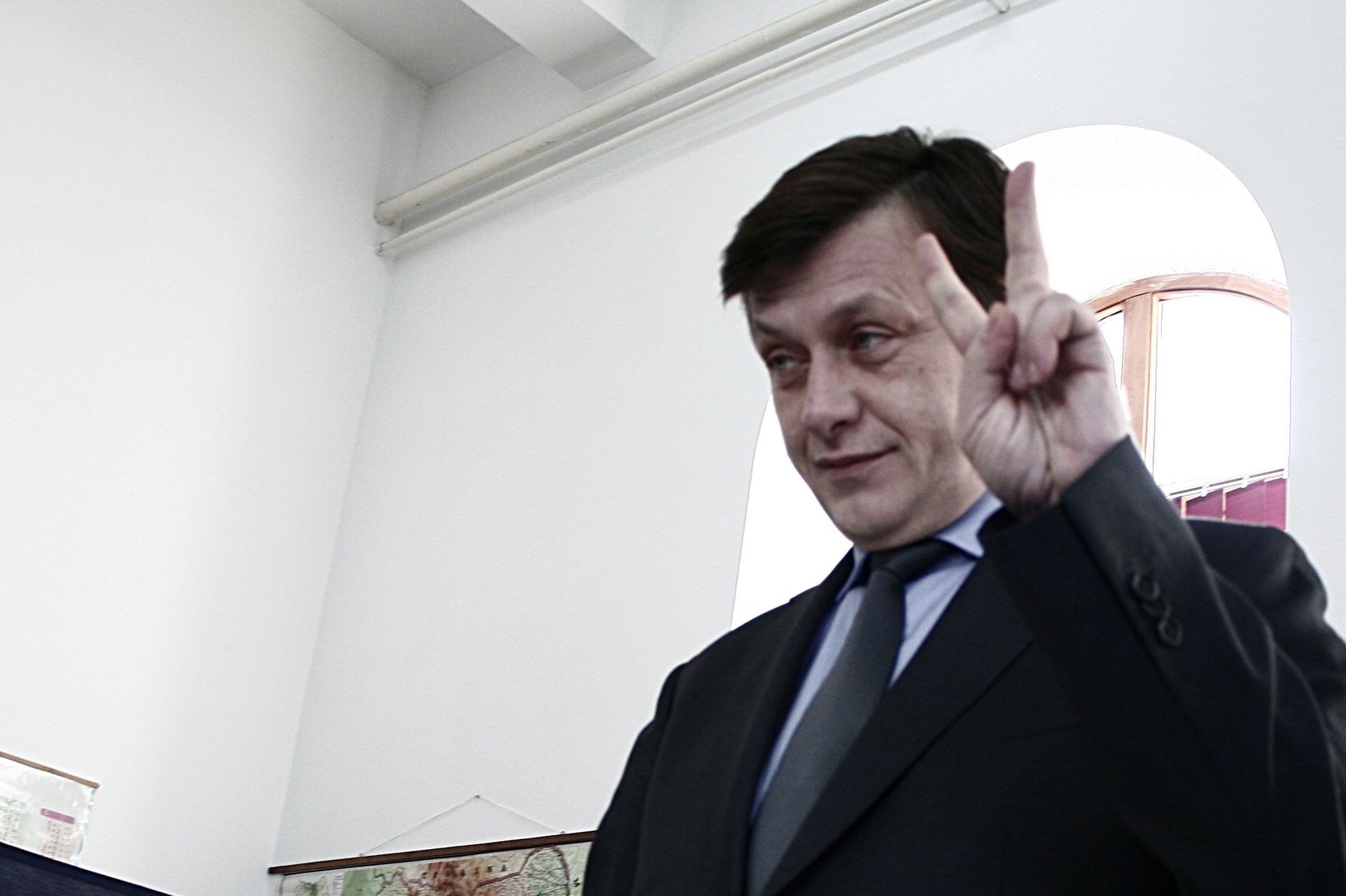 PNL a decis: Îl susţine pe Geoană în turul al doilea şi pe Johannis premier