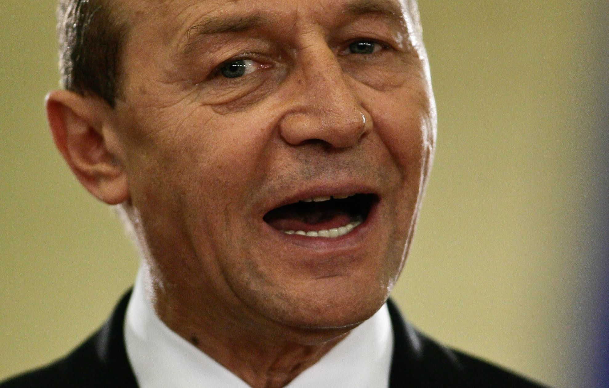 Băsescu: Nu intru în jocul fals al numirii premierului înainte de turul II