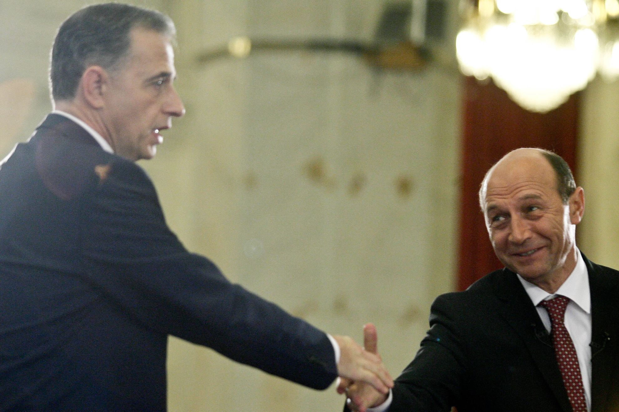 Băsescu l-a invitat pe Geoană luni, la ora 19.00, la o dezbatere. Geoană i-a răspuns că are alt program stabilit pentru luni