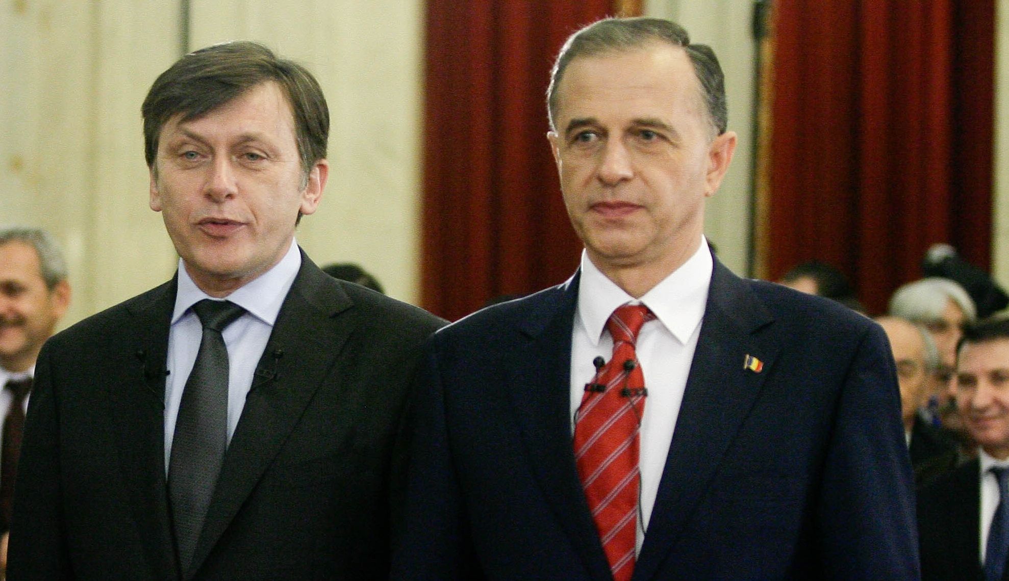 PSD şi PNL au semnat acordul politic pentru susţinerea lui Geoană. Vezi textul acordului!