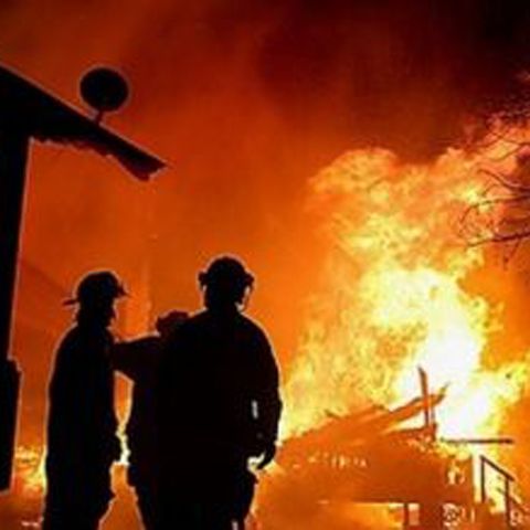 Incendiu puternic duminică dimineaţă la Mogoşoaia, la o fabrică de încălţăminte