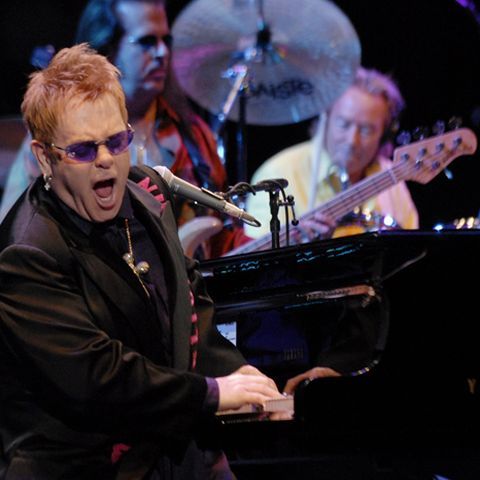 Elton John şi-a anulat mai multe concerte, din cauza unei infecţii bacteriene şi a gripei
