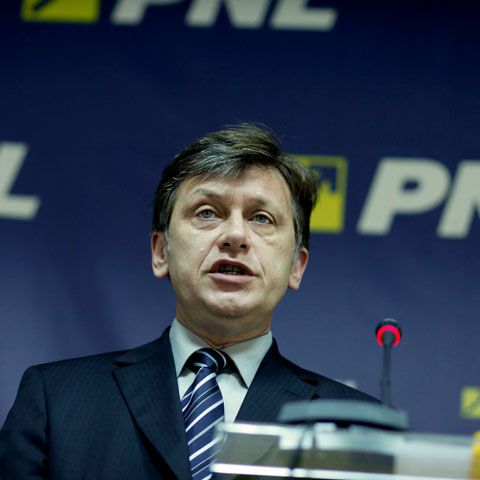 Antonescu reia tema campaniei DA din 2004: "Nu pot ei fura şi face sondaje cât putem noi vota"