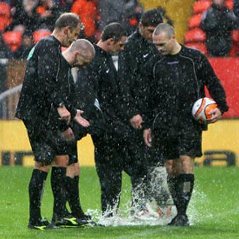 Se întâmplă şi la case mai mari! Meciul Dundee United - Rangers, suspendat din cauza ploii