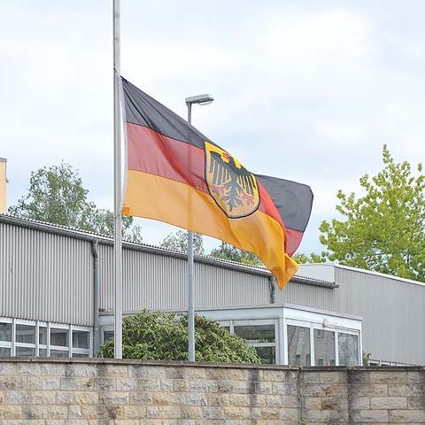 Atac cu o maşină asupra personalului unei cazărmi germane, soldat cu 13 răniţi