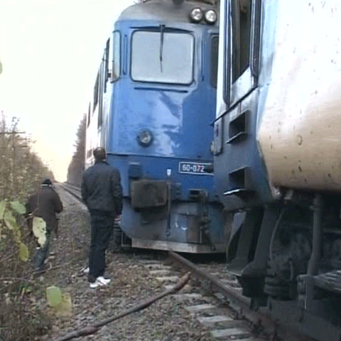 Locomotiva care s-a ciocnit luni cu un accelerat în Bistriţa a fost repusă pe şine