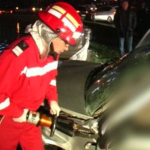 Un mort şi doi răniţi după ce o maşină s-a izbit de fântânile din Piaţa Unirii