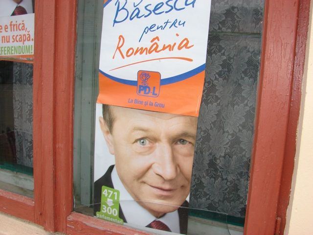 Afişe electorale într-un oficiu poştal din judeţul Argeş