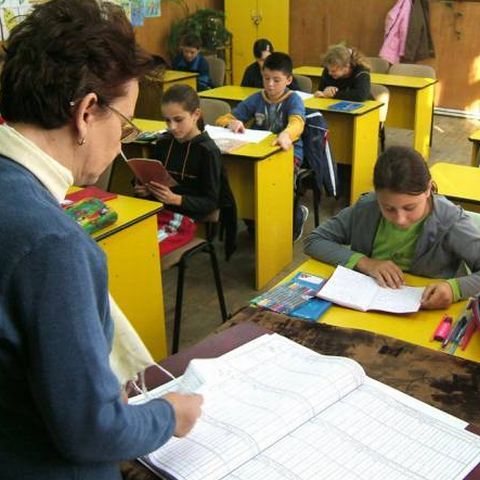 Clase cu elevi fictivi în Braşov pentru ca profesorii să-şi păstreze posturile