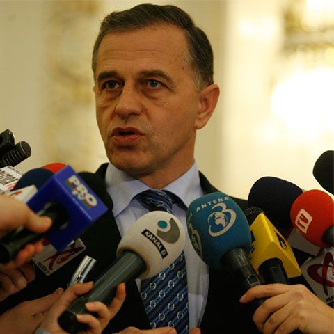 Geoană spune că îi va face cadou lui Băsescu, de ziua sa, menţinerea Guvernului Boc