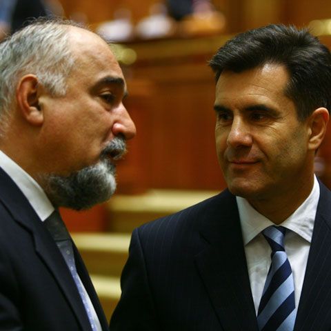 Ţara arde, iar Croitoru şi Vosganian se bat în versuri în Parlament