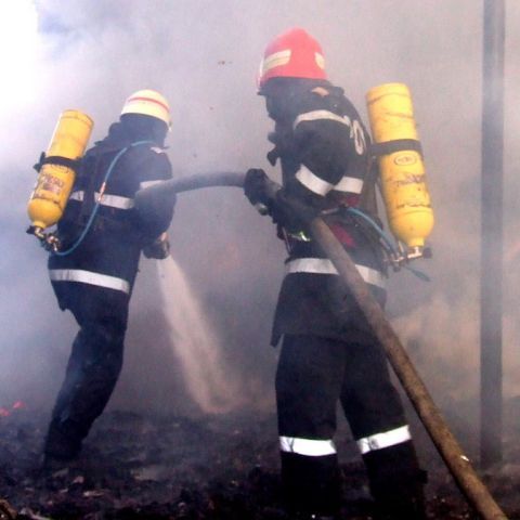  Un puternic incendiu a izbucnit în subsolul unei fabrici din Covasna