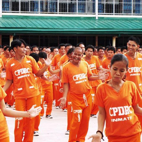 Deţinuţii filipinezi dansează pe Queen