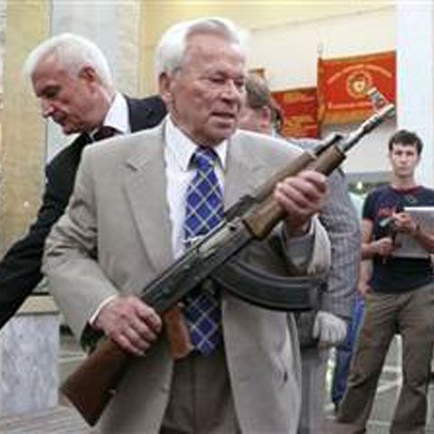 Mihail Kalaşnikov se plânge că 15 ţări, printre care şi România, îi contrafac mitralierele