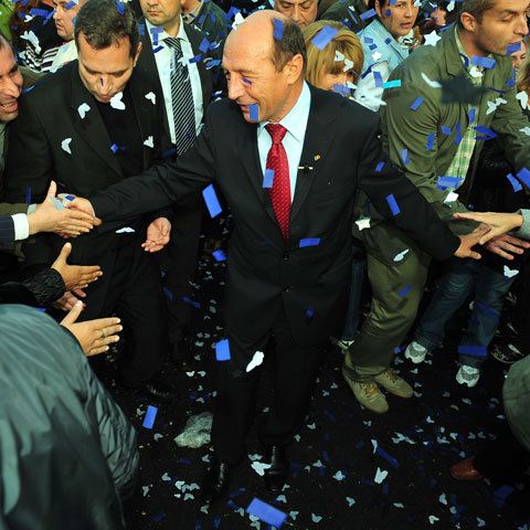 Băsescu către Mircea Dinescu: Este un miting organizat pentru preşedinte. Te duci la televizor să vorbeşti, nu aici