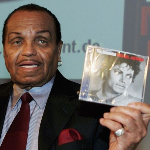 Tatăl lui Michael Jackson cere o parte din averea artistului 