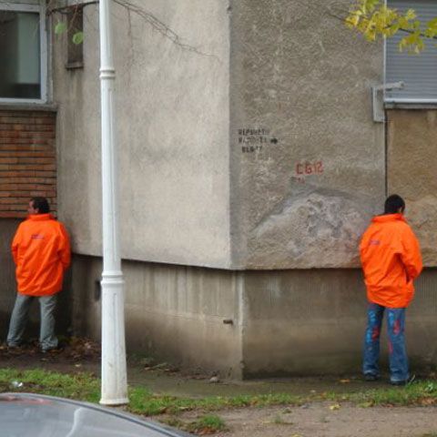 În drum spre miting, reprezentanţii PD-L au făcut popasuri: de la bar la colţul blocului - VEZI GALERIE FOTO