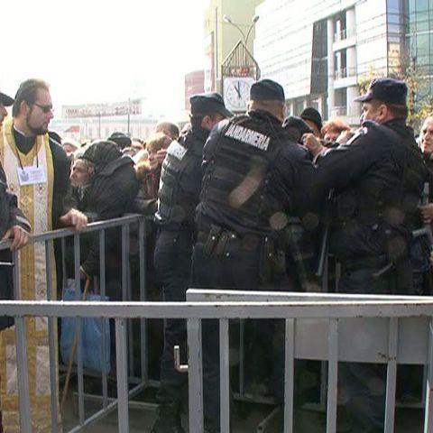 Mii de credincioşi s-au călcat în picioare la sfinţirea noii catedrale Arhiepiscopale de la Buzău