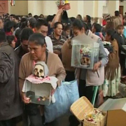 Bolivienii duc la biserică craniile defuncţilor, pentru a fi protejaţi - VIDEO