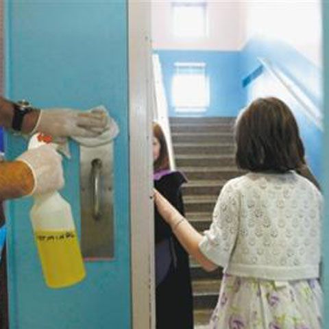 Ministerul Sănătăţii recomandă limitarea deplasărilor în afara şi în interiorul României