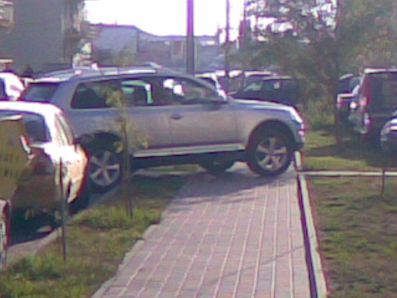 Maşină parcată pe trotuar