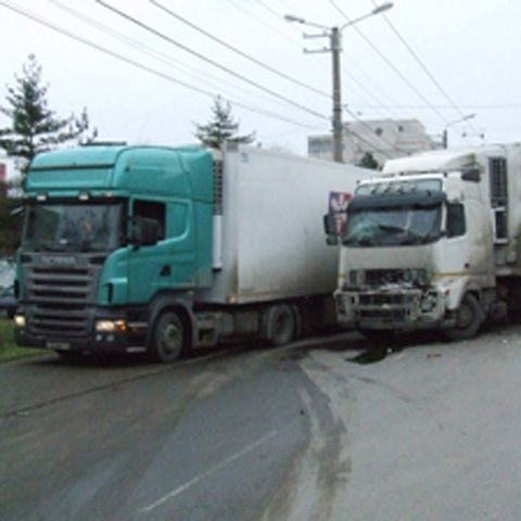 DN1 a fost blocat pe un sens, din cauza ciocnirii a două tiruri
