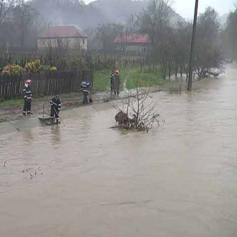 Mai multe localităţi din judeţul Mehedinţi au fost izolate din cauza ploilor abundente 