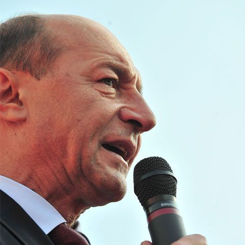 Băsescu: Internetul tinde să intre în "jocurile" "marilor trusturi de presă"