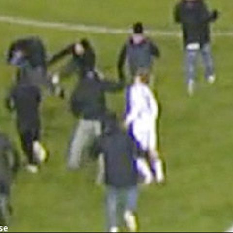 VIDEO / Fanii lui Djurgardens au invadat terenul şi i-au atacat pe jucătorii echipei adverse!