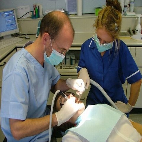 Pesimiştii sunt predispuşi la grave probleme dentare