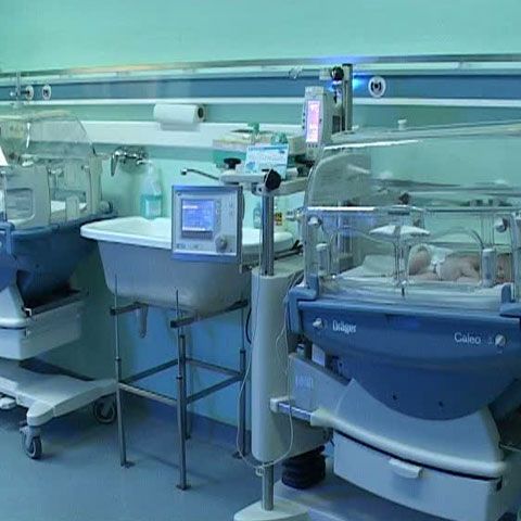 La o clinică de ginecologie din Timişoara, o singură asistentă are grijă de 20 de copii 
