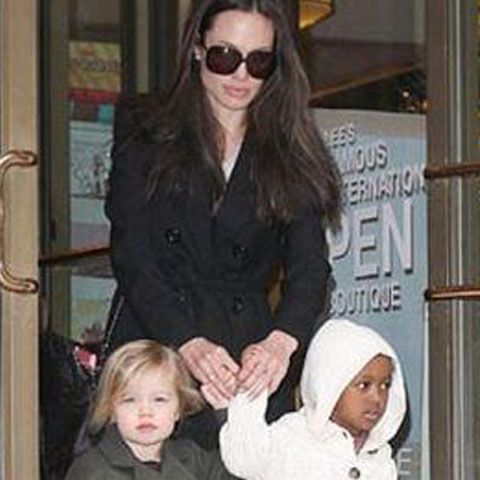 Angelina adoptă din nou, dar fără Brad