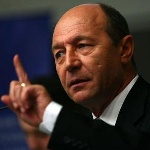 Băsescu, lovit de criză: Când mă duc la cumpărături, nu depăşesc lista soţiei