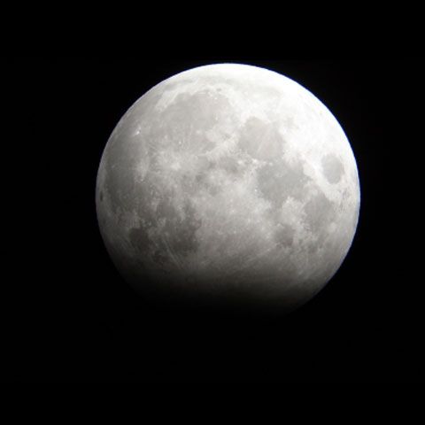 Cantităţi importante de apă au fost descoperite pe Lună
