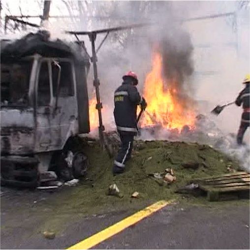 Un camion plin cu pătrunjel a ars pe DN 72, în judeţul Dâmboviţa