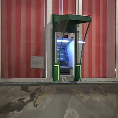 Mai mulţi hoţi din Timiş au încercat să taie un bancomat cu flexul
