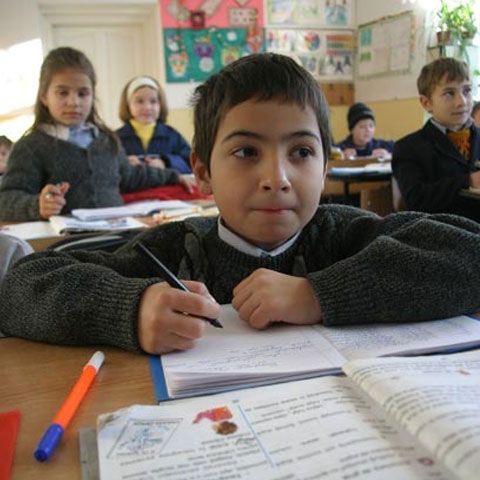 Un copil din zece renunţă la şcoală din cauza situaţiei materiale