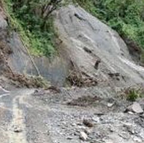 Trafic îngreunat pe Clisura Dunării, din cauza căderilor de piatră 