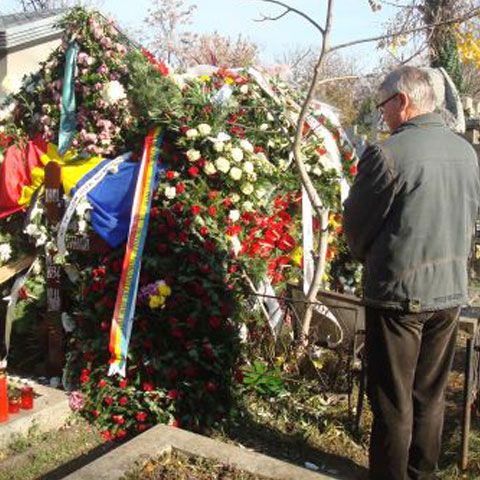 Mormântul lui Dinică, loc de pelerinaj pentru admiratorii din toată ţara 