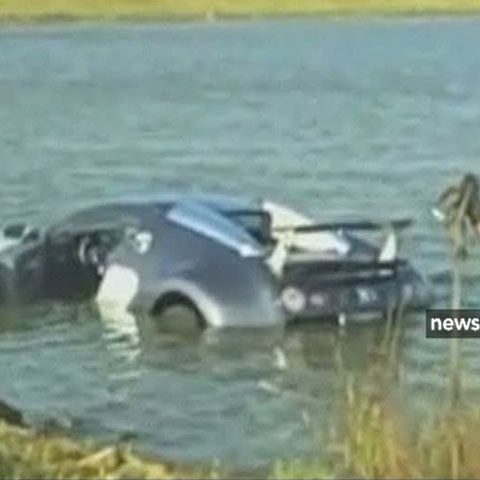 Un şofer american a plonjat în mlaştină cu o maşină în valoare de peste un milion de dolari. VEZI VIDEO