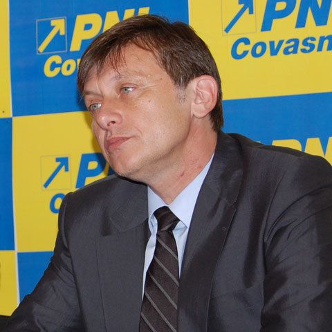 Băsescu neagă că l-a atacat pe Antonescu pe tema soţiei sale decedate
