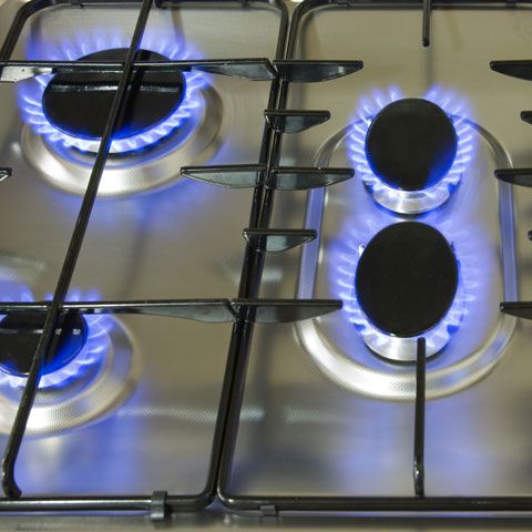 Distrigaz a reluat, sâmbătă seară, furnizarea gazelor pentru 500 de abonaţi afectaţi de explozia din sectorul 2