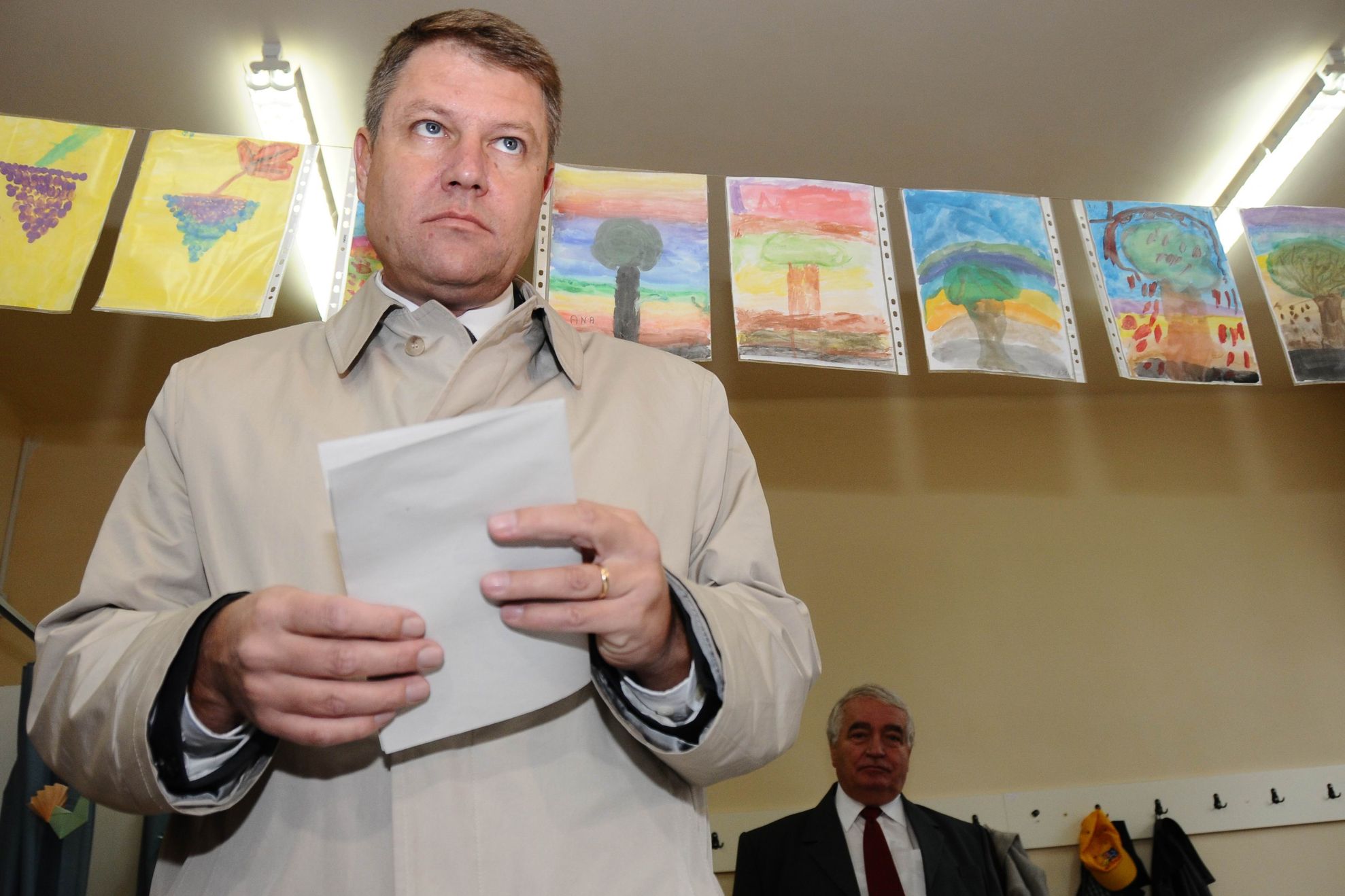 SONDAJ: A greşit Traian Băsescu că nu l-a numit pe Johannis premier?
