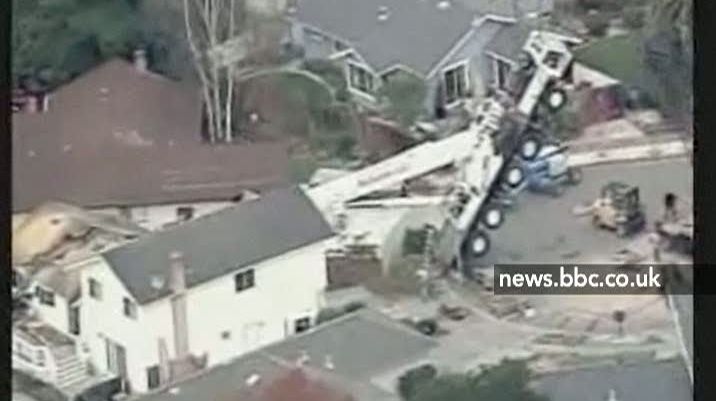 O macara a secţionat în două o casă din California 