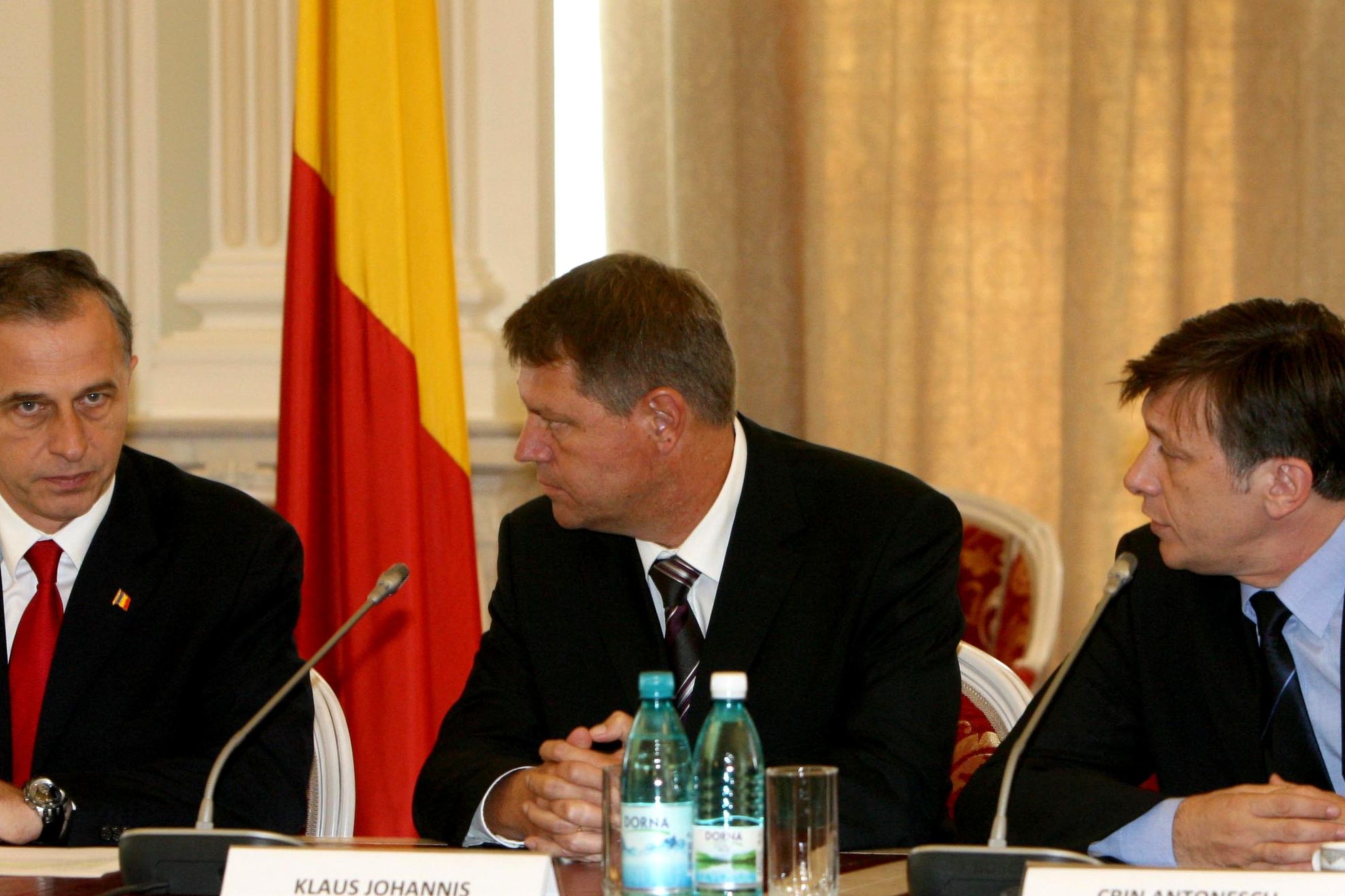 Geoană va apărea în afişele electorale alături de Johannis şi Antonescu