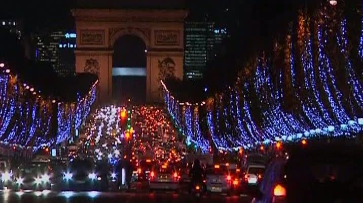 La Paris s-au aprins luminile pentru sărbătorile de iarnă