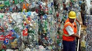 Cum poți transforma sticlele de plastic în sfoară. Doi tineri au găsit soluția
