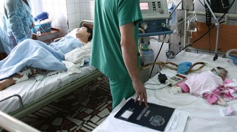 Asistenta care a uitat un bebeluş la fototerapie nu se face vinovată de neglijenţă în serviciu